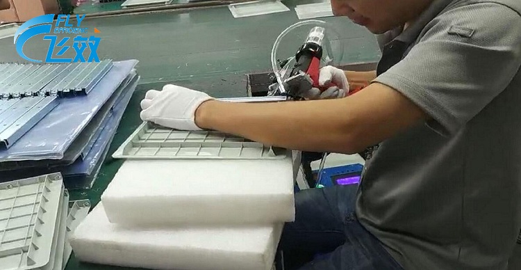 飛效自動拉鉚釘機使用現(xiàn)場 飛效自動拉釘機使用現(xiàn)場